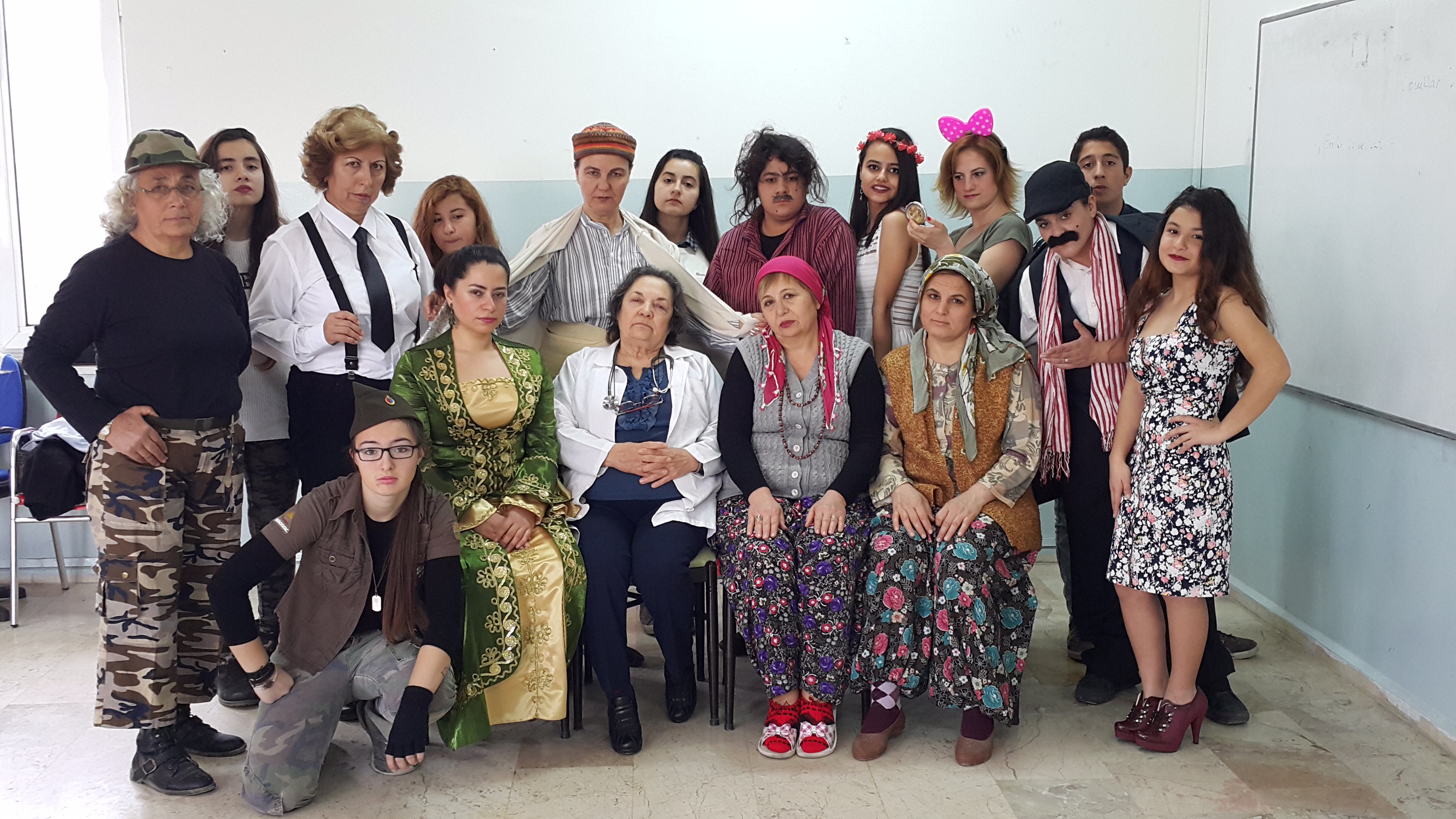 Ürkmez Kadın Tiyatrosu Kadınlar Günü Dolayısıyla Kadın Oyunlarıyla Perde diyor