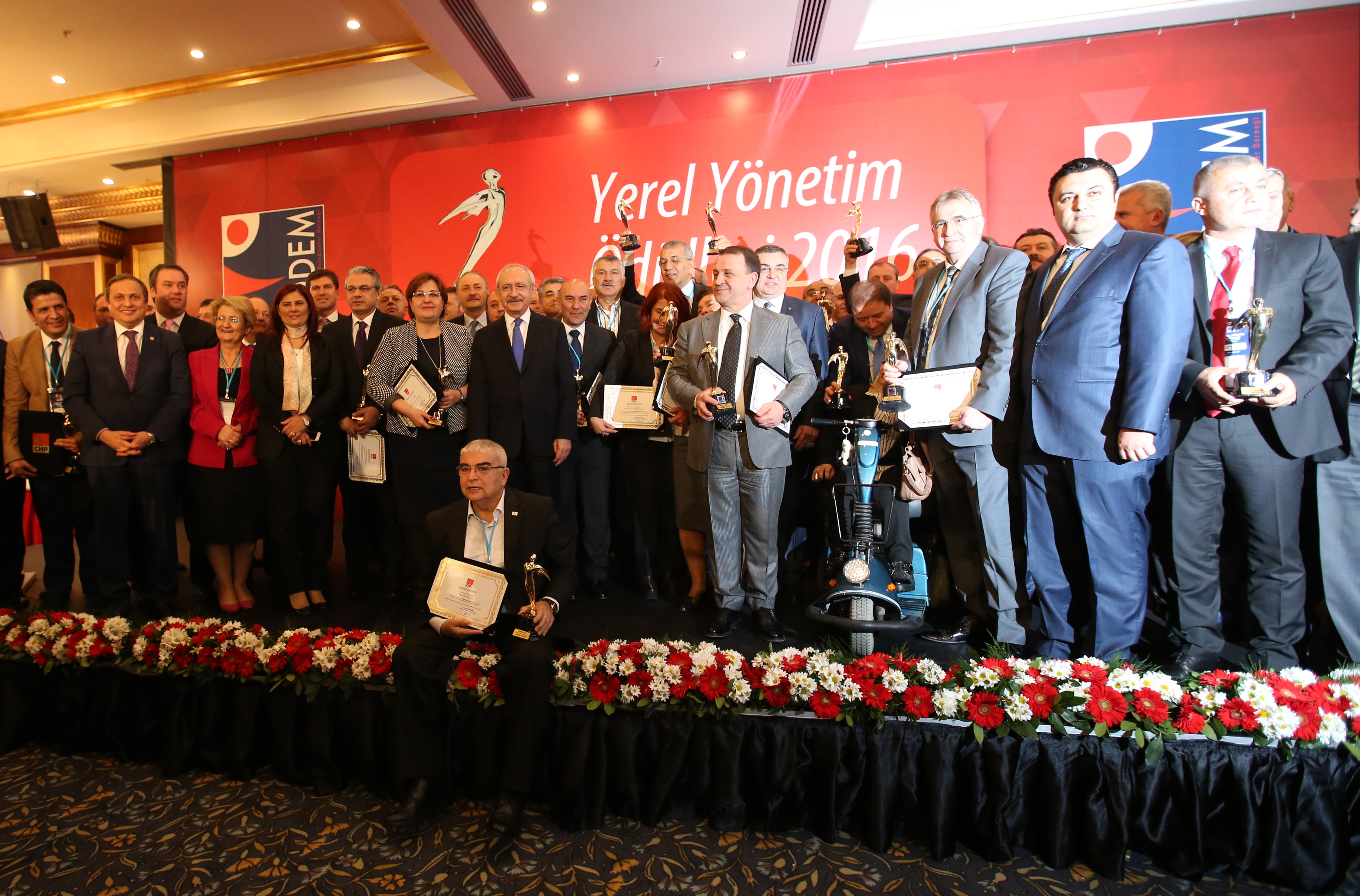 The Mayors Received Their Awards from Kılıçdaroğlu