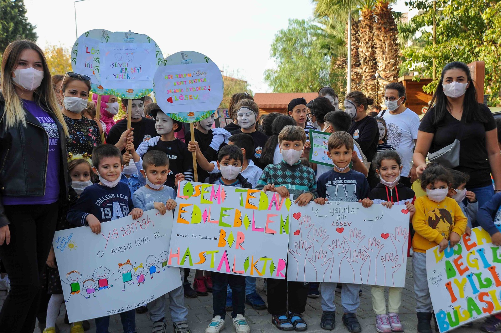 Seferihisar Çocuk Belediyesi’nden Lösev için farkındalık yürüyüşü