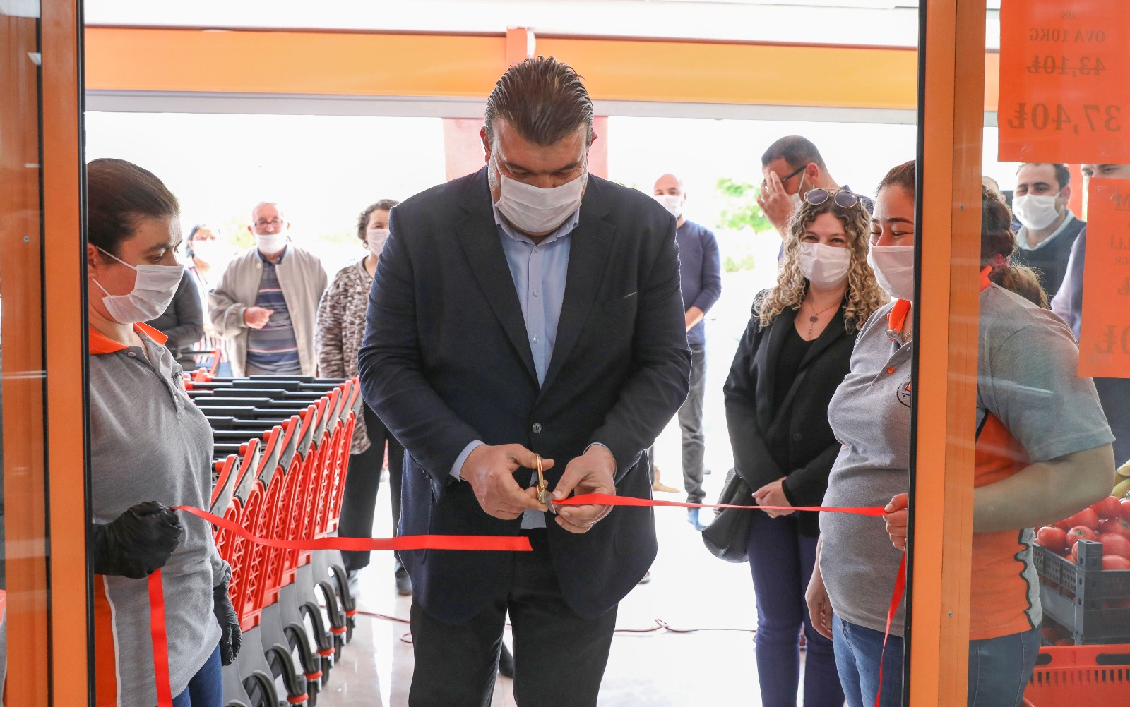 Ürkmez’in Halk Marketi açıldı