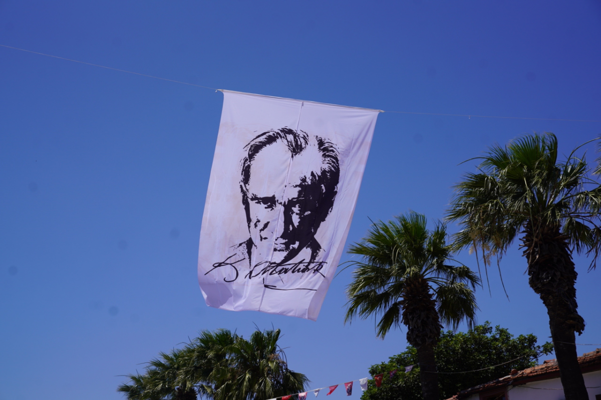Seferihisar Belediyesi’nden Atatürk’e saygısızlığa bayraklı yanıt