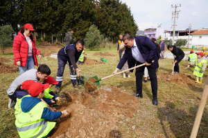 "Bir fidan, bir gelecek”; Seferihisar’da çocuklar "Hatıra Ormanı” kurdu