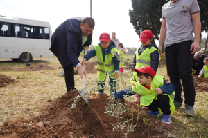 "Bir fidan, bir gelecek”; Seferihisar’da çocuklar "Hatıra Ormanı” kurdu