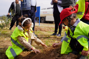 "Bir fidan, bir gelecek”; Seferihisar’da çocuklar "Hatıra Ormanı” kurdu