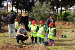 "Bir fidan, bir gelecek”; Seferihisar’da çocuklar "Hatıra Ormanı” kurdu