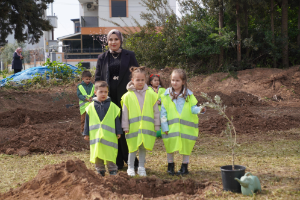 "Bir fidan, bir gelecek”; Seferihisar’da çocuklar "Hatıra Ormanı” kurdu