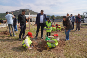 "Bir fidan, bir gelecek”; Seferihisar’da çocuklar "Hatıra Ormanı” kurdu