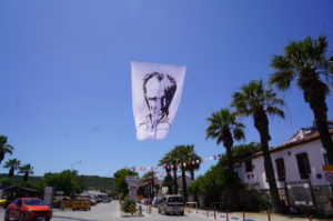 Seferihisar Belediyesi’nden Atatürk’e saygısızlığa bayraklı yanıt