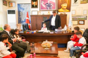 Seferihisar’da 23 Nisan coşkusu: Başkanlık koltuğu çocuklara emanet