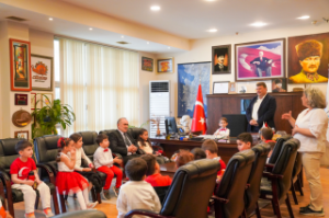 Seferihisar’da 23 Nisan coşkusu: Başkanlık koltuğu çocuklara emanet