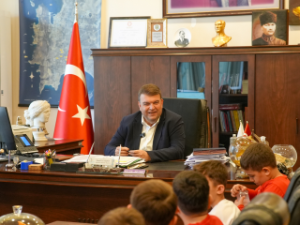 Seferihisar’da 23 Nisan coşkusu: Başkanlık koltuğu çocuklara emanet