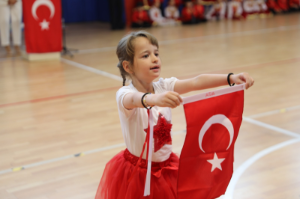 Seferihisar’da 23 Nisan coşkusu; Yarınların ışığı çocuklar sahnedeydi