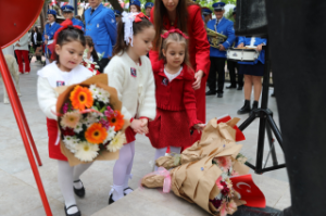 Seferihisar’da 23 Nisan coşkusu; Yarınların ışığı çocuklar sahnedeydi