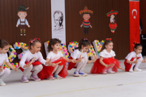 Seferihisar’da 23 Nisan coşkusu; Yarınların ışığı çocuklar sahnedeydi