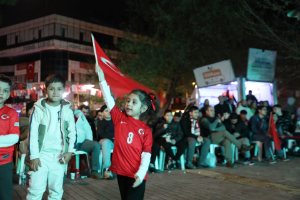 Seferihisar’da dev ekranda zafer coşkusu: Türkiye 1-0 kazandı