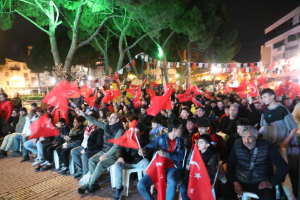 Seferihisar’da dev ekranda zafer coşkusu: Türkiye 1-0 kazandı