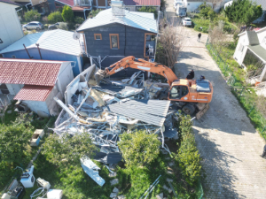 Seferihisar’da kaçak yapılarla mücadele sürüyor: 11 yapı için yıkım çalışmaları başladı
