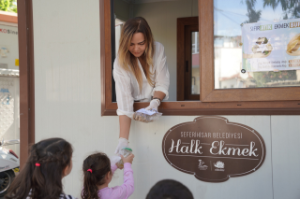 Seferihisar’da minikler atık yağlarını getirdi, can dostlarını besledi