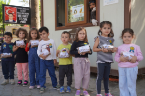 Seferihisar’da minikler atık yağlarını getirdi, can dostlarını besledi