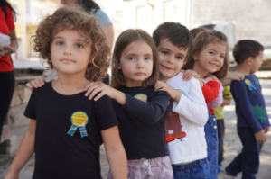 Seferihisar’da minikler atık yağlarını getirdi, can dostlarını besledi