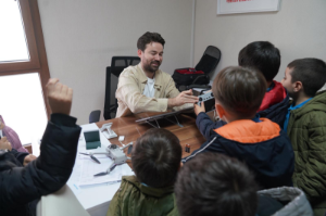 Seferihisar’da miniklerden anlamlı ziyaret: Başkan Yetişkin öğrencilerle buluştu