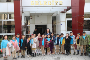 Seferihisar’da miniklerden anlamlı ziyaret: Başkan Yetişkin öğrencilerle buluştu