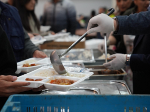 Seferihisar’da Ramazan dayanışması ilk iftarla başladı