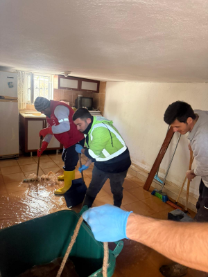 Seferihisar'da sel ve fırtına sonrası yoğun mesai; Tüm ihbarlara anında müdahale