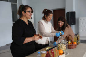Seferihisar’da "Sıfır Atık” Hareketi güçlenerek devam ediyor;  Sirke Yapımı Atölyesi yoğun katılımla gerçekleşti