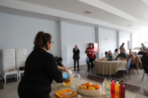 Seferihisar’da "Sıfır Atık” Hareketi güçlenerek devam ediyor;  Sirke Yapımı Atölyesi yoğun katılımla gerçekleşti