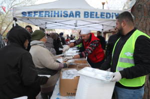 Seferihisar’ın kalbinde bin kişilik "İftar Sofrası” kuruldu