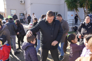 Ürkmez’de Yarıyıl tatiline kar sürprizi:  Miniklerin neşesi Hizmet Noktası’nı ısıttı