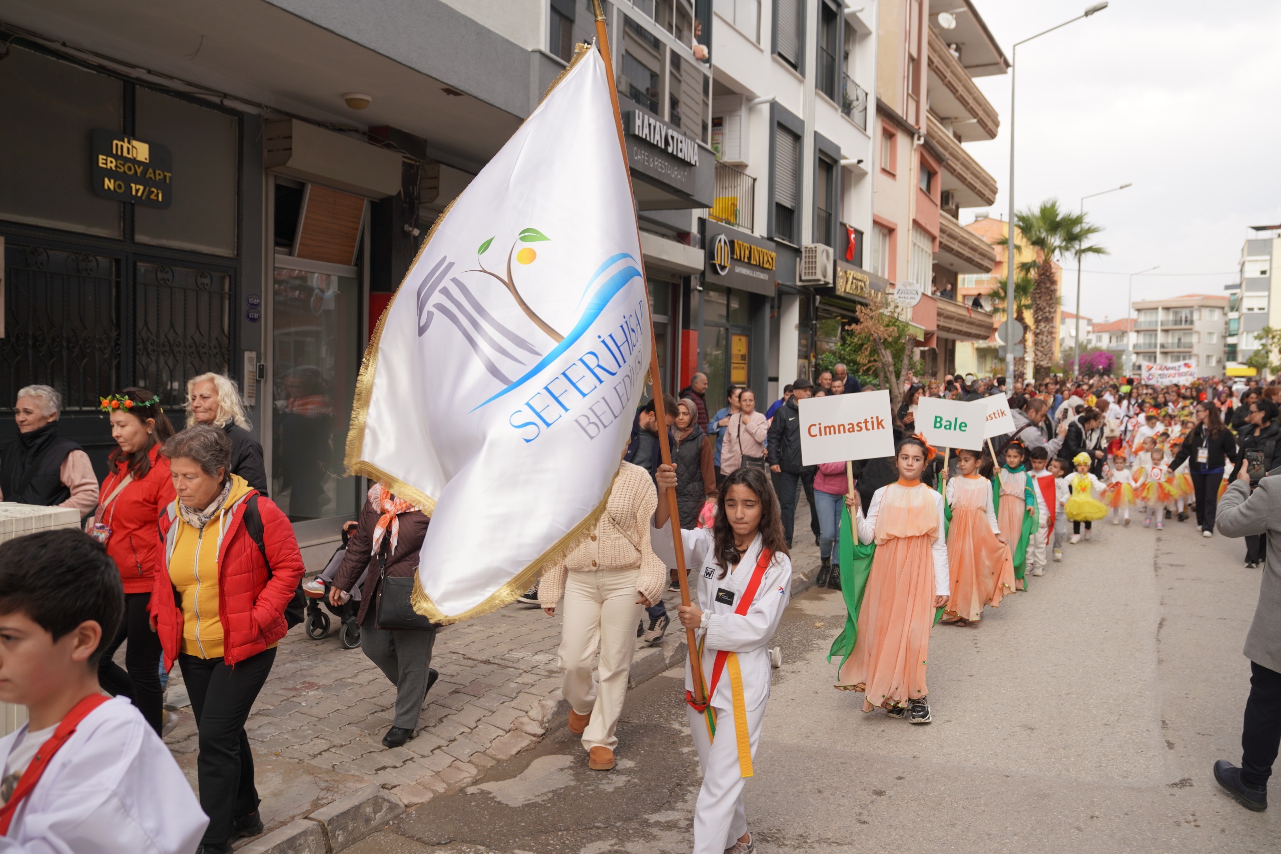 Seferihisar 24. kez turuncuya boyandı