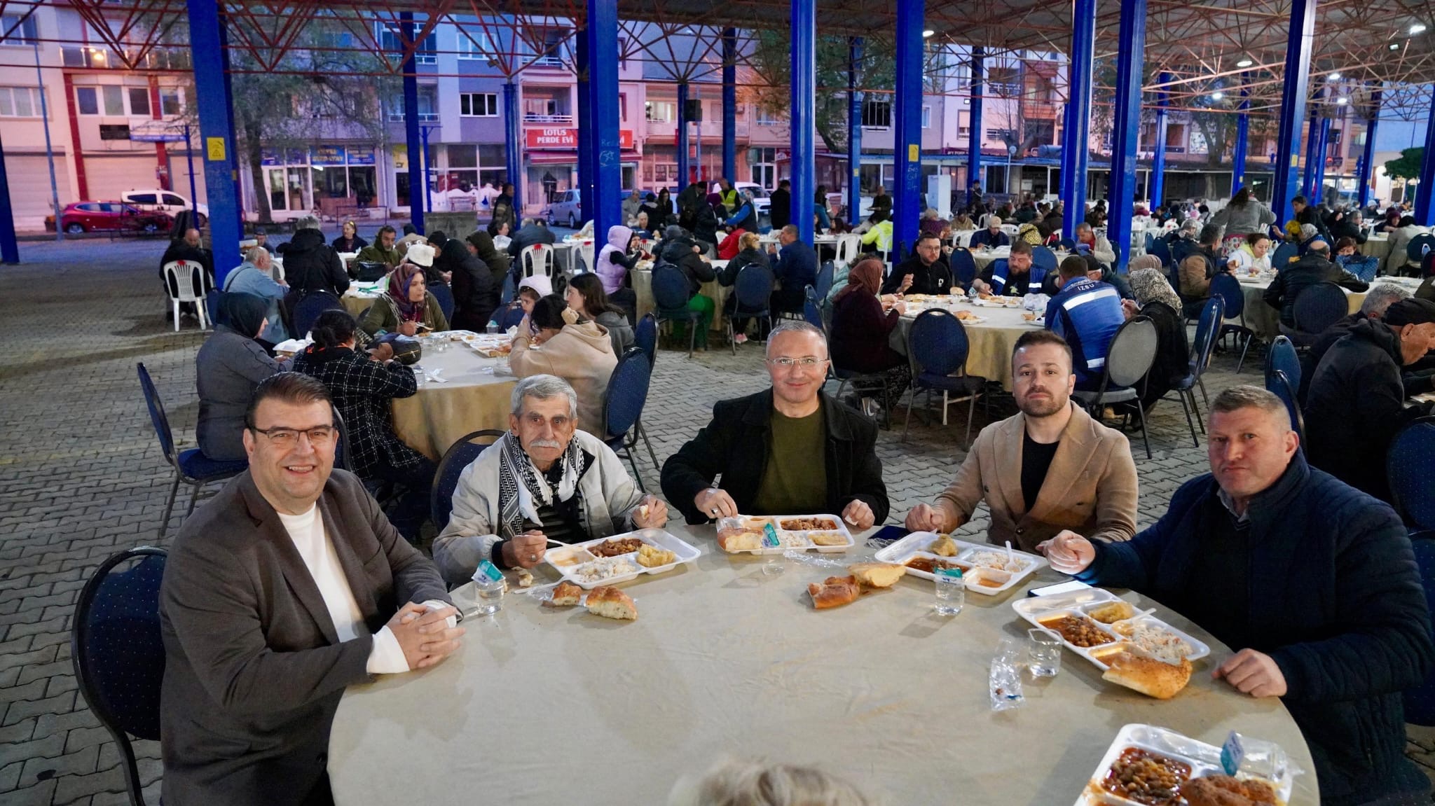 Seferihisar Pazar Yeri’nde binler iftarda buluştu