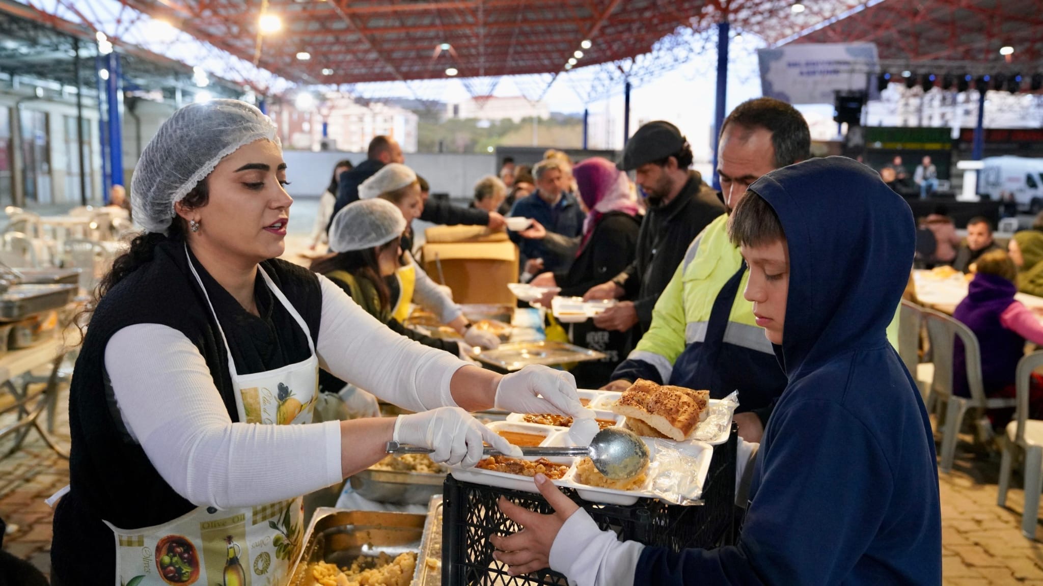 Seferihisar Pazar Yeri’nde binler iftarda buluştu